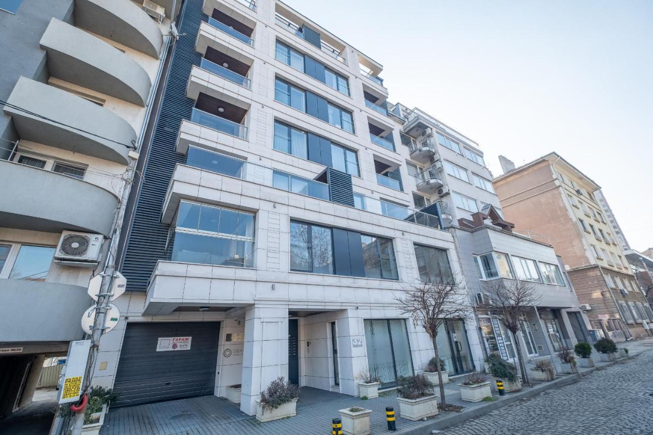 - Mall Of & Metro Station Apartment *